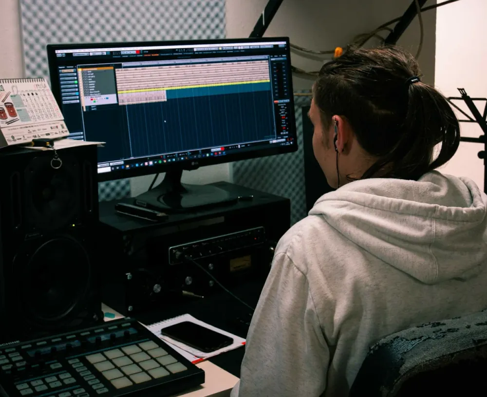 Persona trabajando en una sesión de audio digital en el estudio